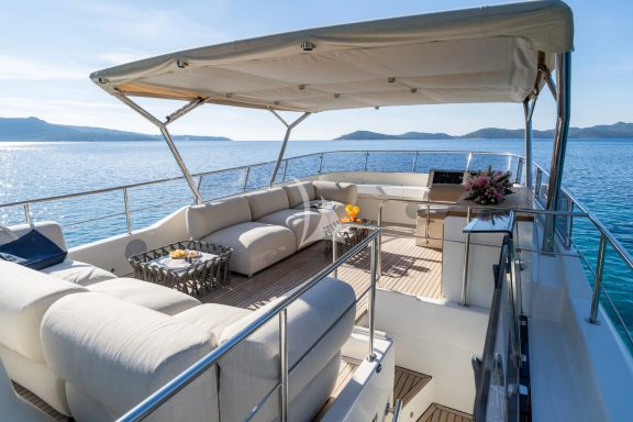 CLOUD 9 Flybridge