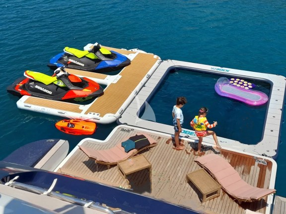 Inflatable sea-jellyfish pool & platform
