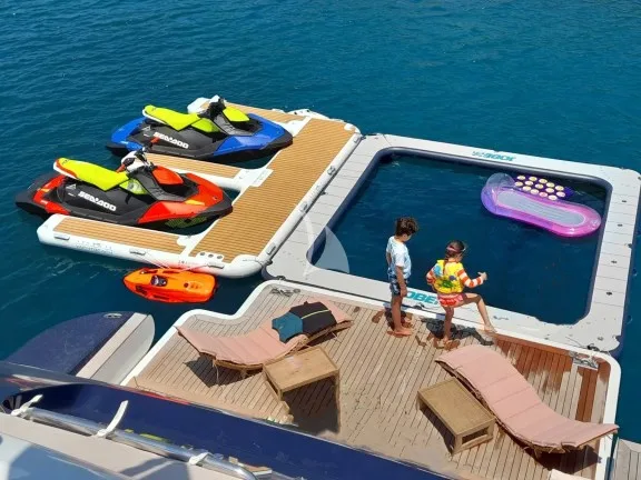 Inflatable sea-jellyfish pool & platform