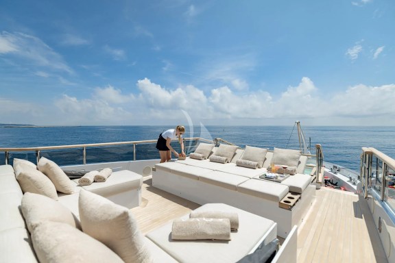Bow lounge and Jacuzzi