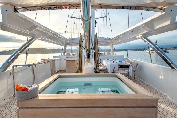 Flybridge jacuzzi (convertible into ice bath)