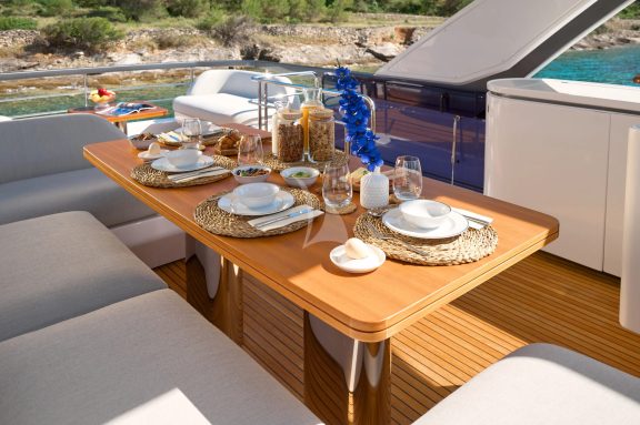 M-Y Aglaya Fly Dining table