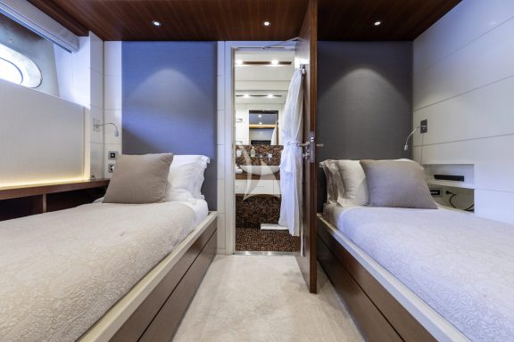 TWIN CABIN & ENSUITE