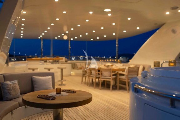 The exceptionally spacious unobstructed sundeck has a Jacuzzi, a dining table, a bar & various spacious lounges & sunbathing areas