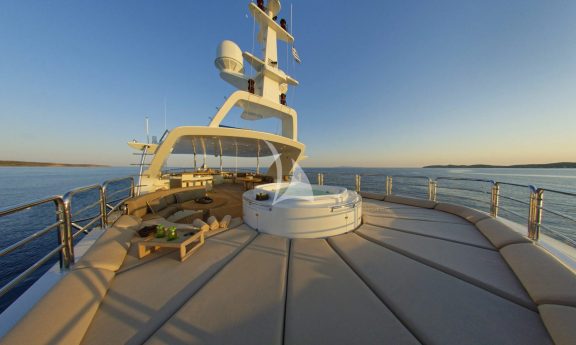Sundeck Jacuzzi