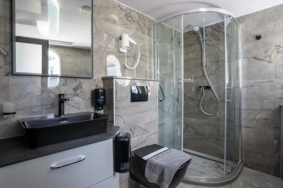 Nera's ensuite