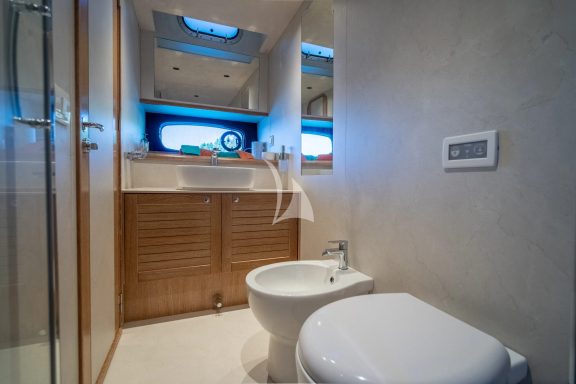 CLOUD 9 Master bathroom