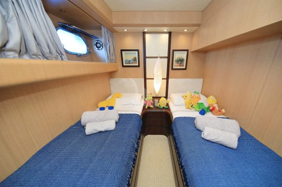 HOPE I twin cabin