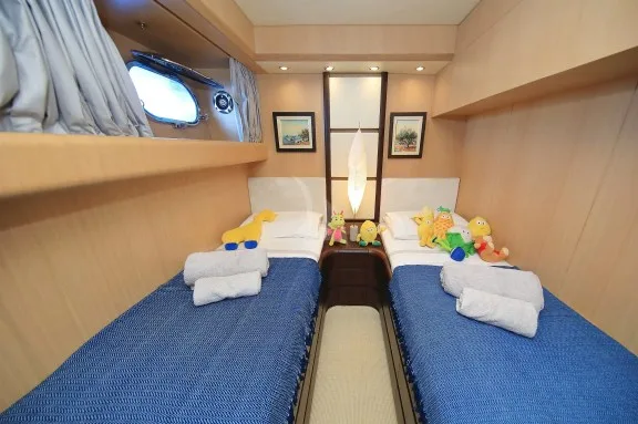 HOPE I twin cabin
