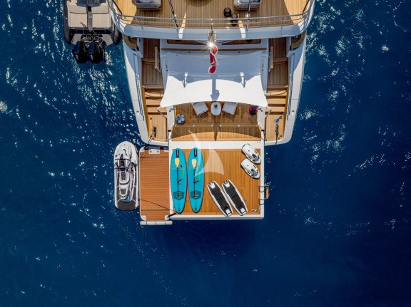 Stern platforms and watertoys