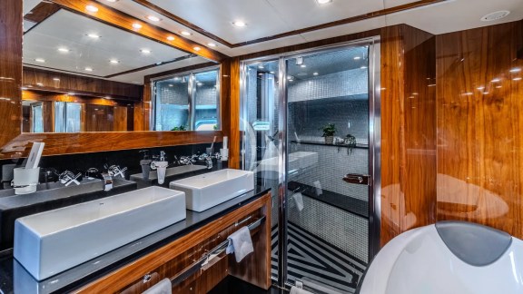 Arago Double cabin Bathroom