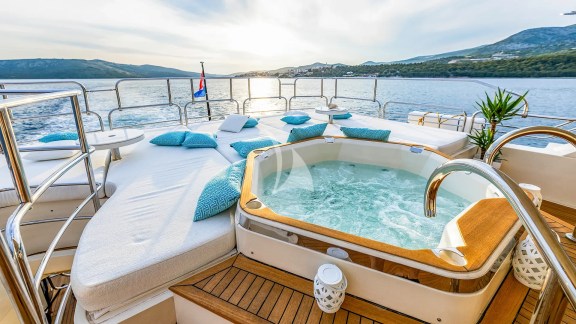 Arago Jaccuzi Sun Deck