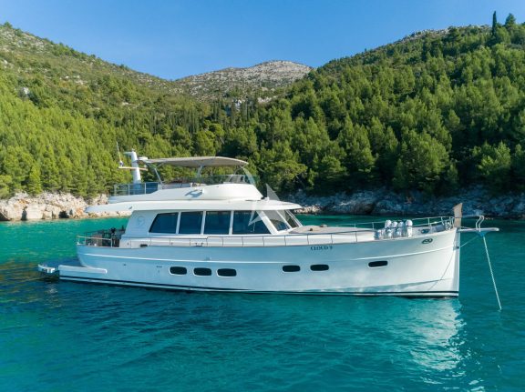 CLOUD 9 Starboard side