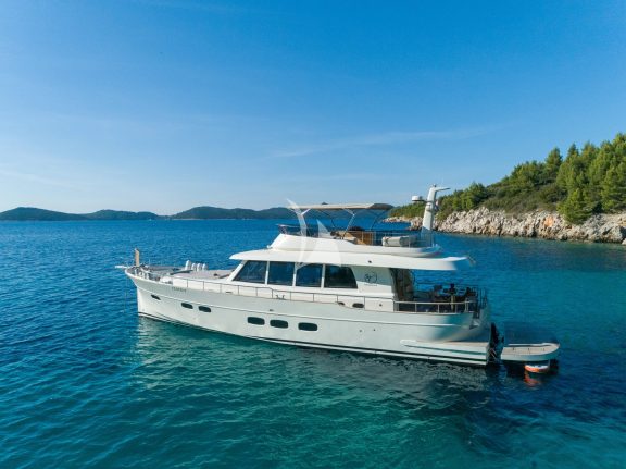 CLOUD 9 Port side with the aft