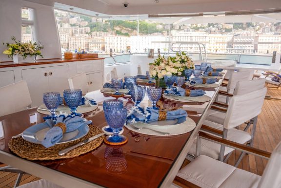 Sun deck dining