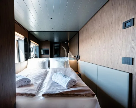 Twin cabin