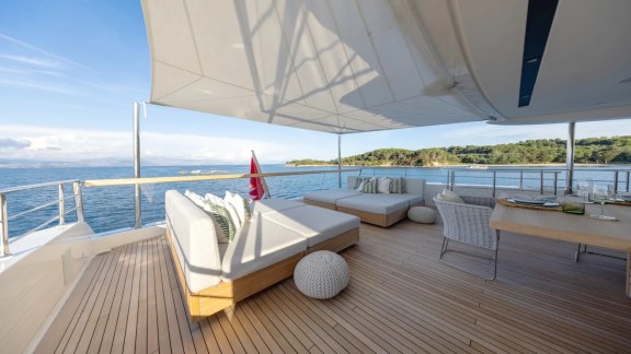 Upper deck sun lounge