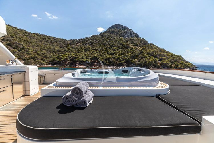 JACUZZI/SUN LOUNGER/SUNDECK