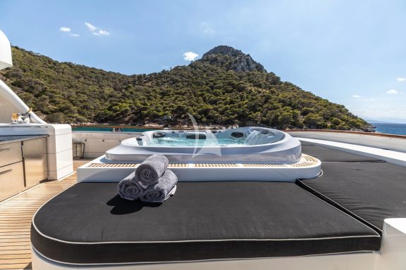 JACUZZI/SUN LOUNGER/SUNDECK