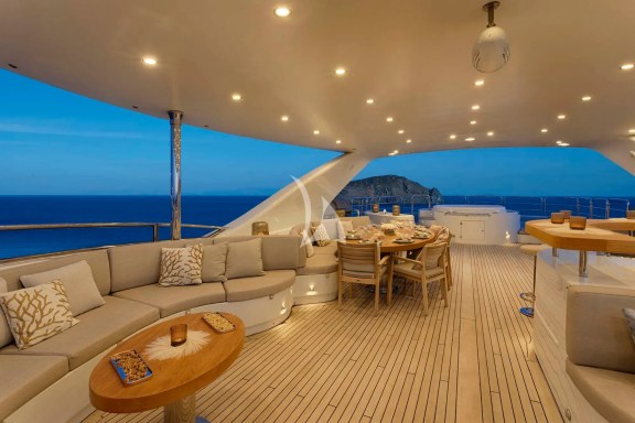 The exceptionally spacious unobstructed sundeck has a Jacuzzi, a dining table, a bar & various spacious lounges & sunbathing areas