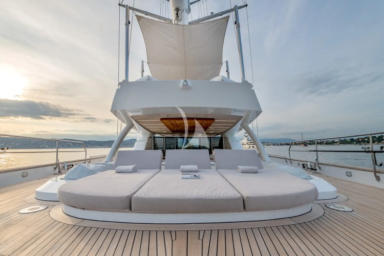 Main deck aft sun pads