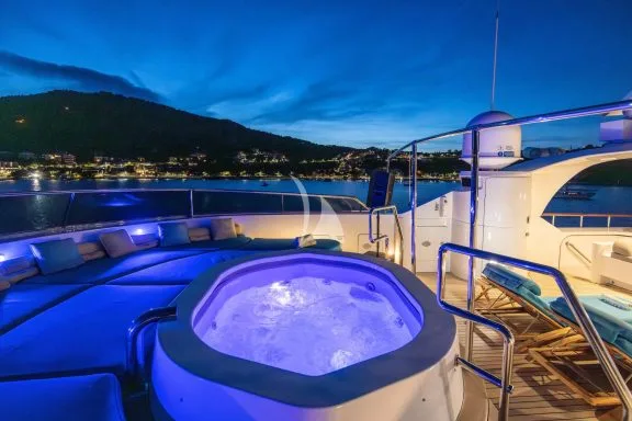 Upper deck jacuzzi