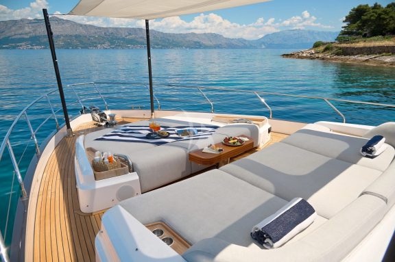 M-Y Aglaya Bow sitting area