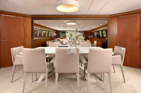 San Limi Salon dining table
