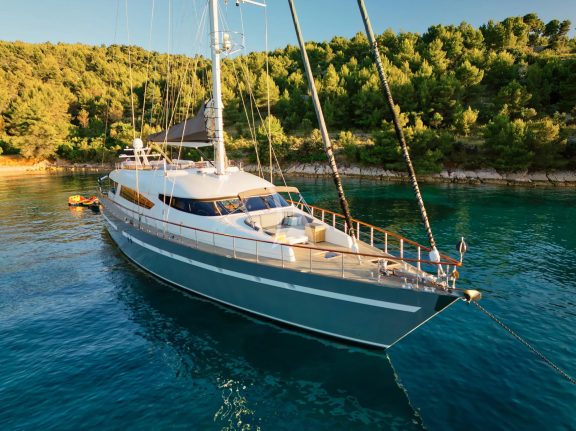 San Limi bow view
