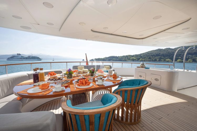 Main deck dinning area