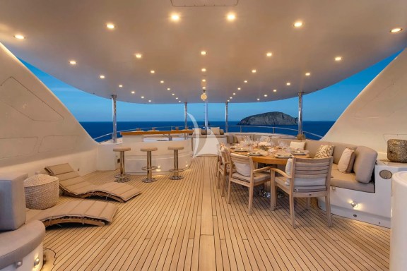 The exceptionally spacious unobstructed sundeck has a Jacuzzi, a dining table, a bar & various spacious lounges & sunbathing areas