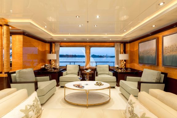 Main Salon forward