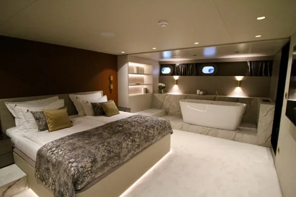 Master Cabin with Bathtub on luxury motorsailer NOCTURNO in Croatia