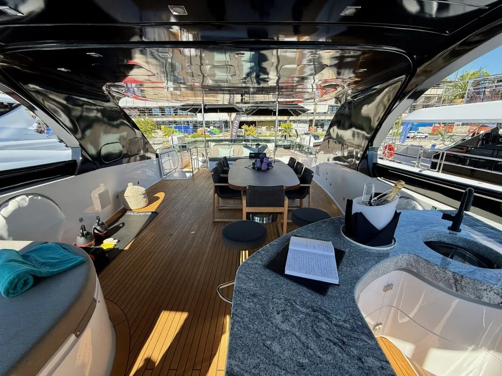 CYNTHIA, the flybridge with its dining table and bar