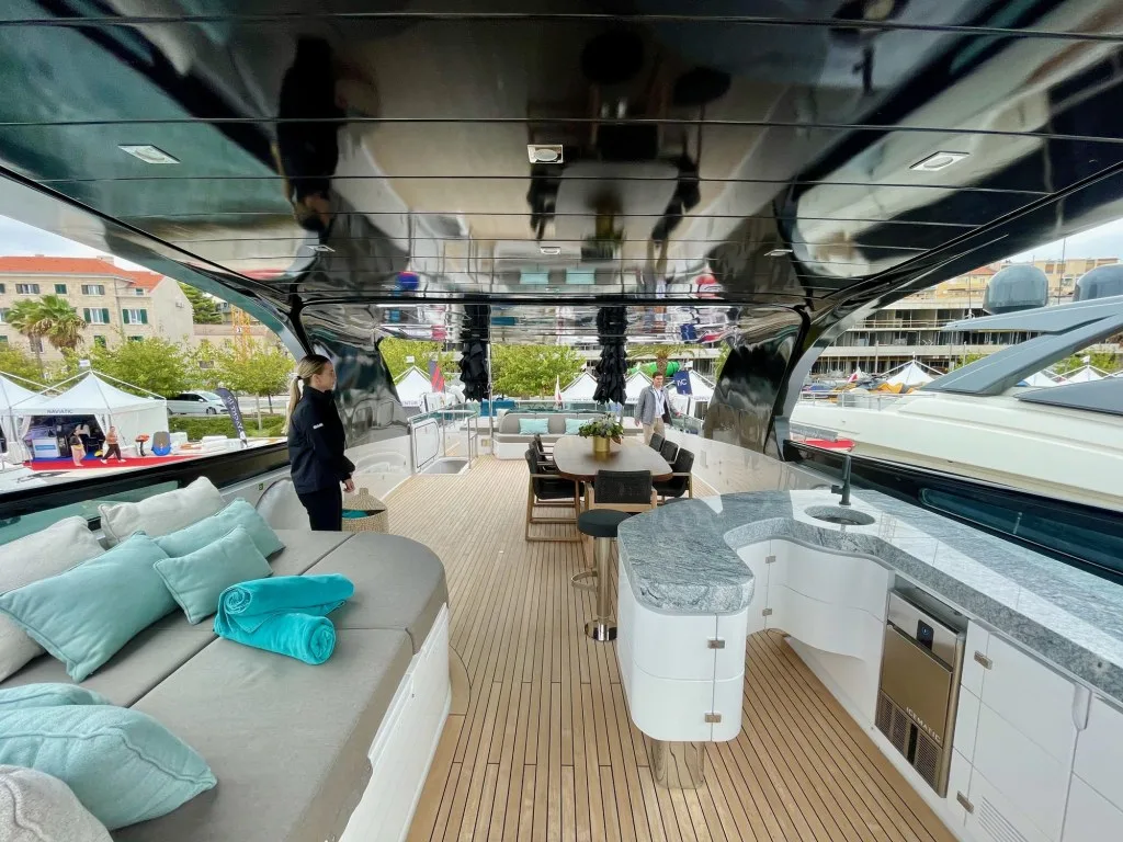CYNTHIA, the flybridge lounge looking aft