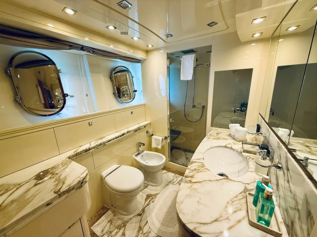 CYNTHIA, the master bathroom in marble