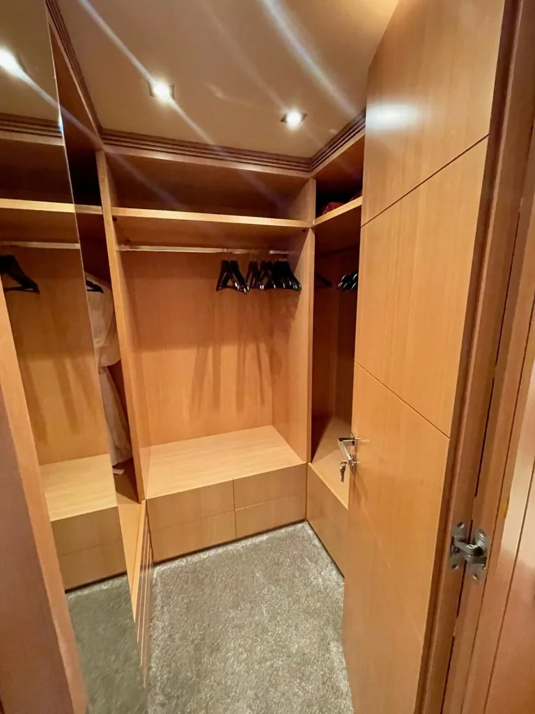 CYNTHIA, the master walk-in wardrobe