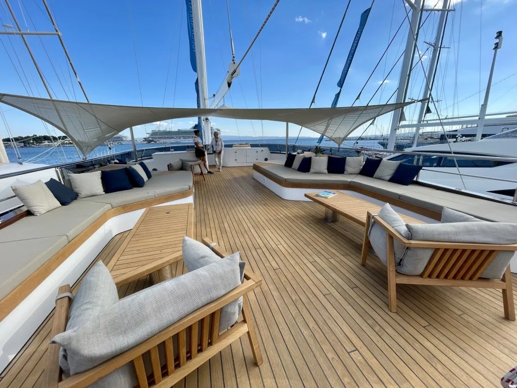 MARALLURE foredeck lounge under the sails