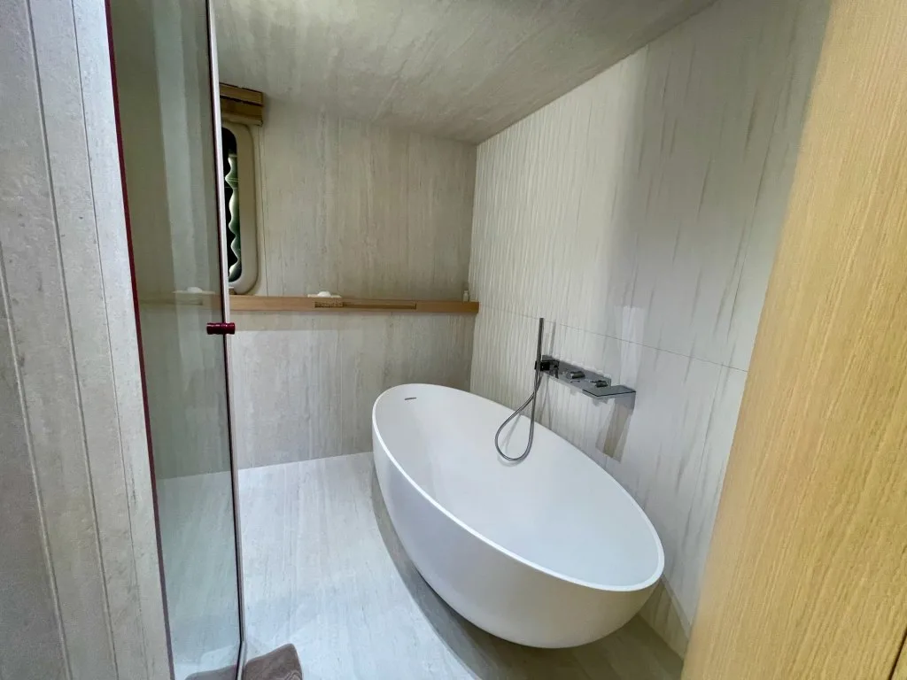 The master bathroom on motorsailer REPOSADO with a freestanding bath, September 2025.