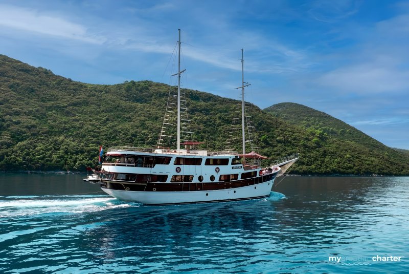 polaris charter yacht croatia