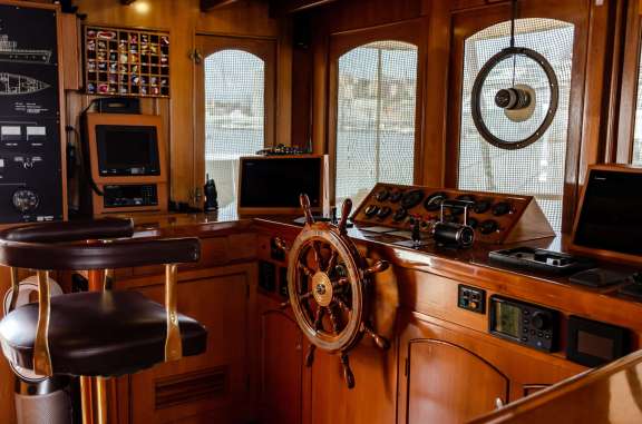 Image of OVER THE RAINBOW OF LONDON yacht #9