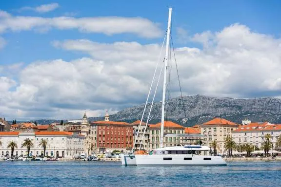 Image of OPAL (Lagoon 620) yacht #17