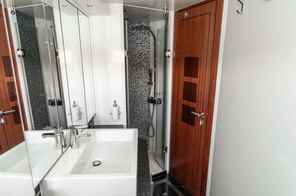 Bathroom Master Cabin