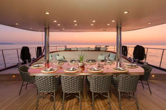 Al fresco dining area - Aft Main Deck