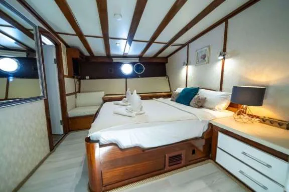 Image of WHITE SWAN yacht #14
