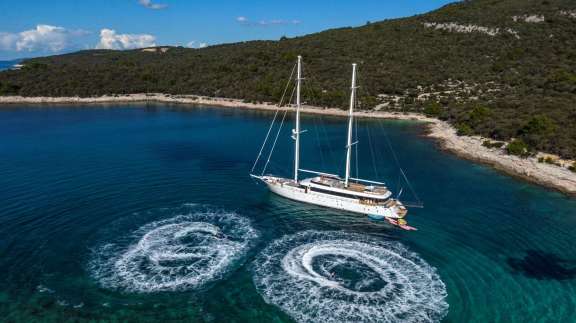 Image of AURUM SKY yacht #4