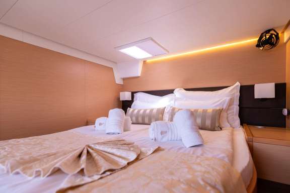 Image of TOPAZ (Lagoon 560 S2) yacht #8