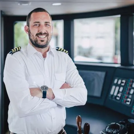 Crew of SYMPHONY|Captain