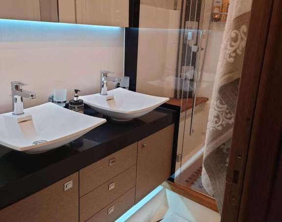 Image of Six Roses yacht #7