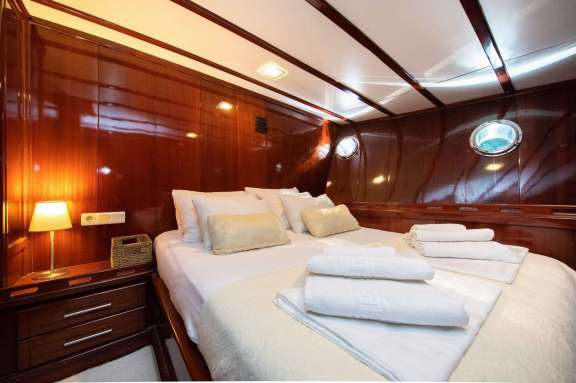 Image of Phoenix Bronze yacht #13